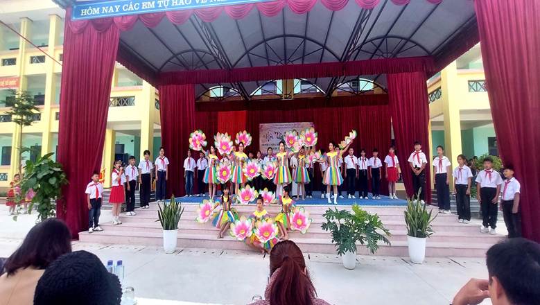 TRƯỜNG THCS TUẦN GIÁO TỔ CHỨC HỘI DIỄN VĂN NGHỆ 20/11/2025