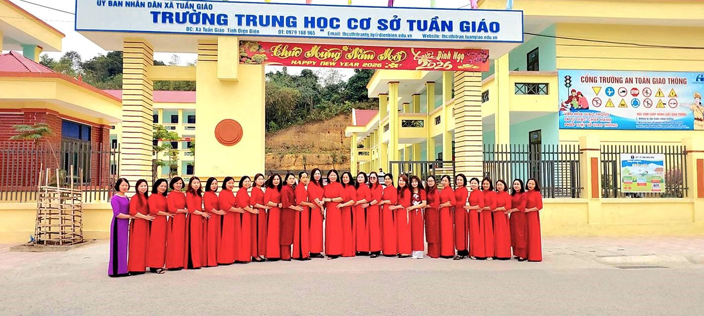 Trường THCS Tuần Giáo hưởng ứng Tuần lễ áo dài - Lễ hội hoa ban