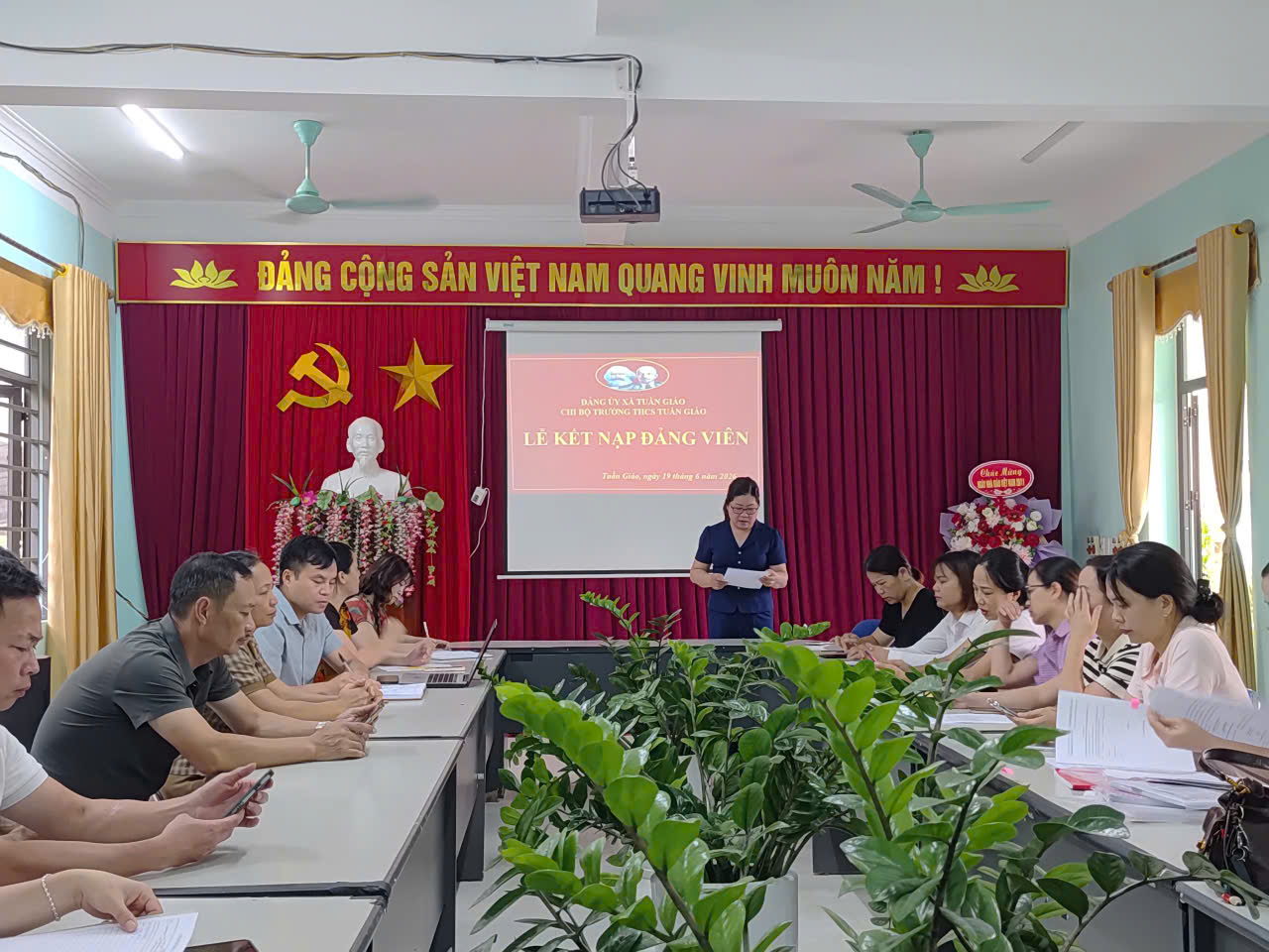 Chi bộ trường THCS Tuần Giáo long trọng tổ chức lễ kết nạp đảng viên